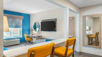 1 habitación, caja de seguridad en la habitación y escritorio