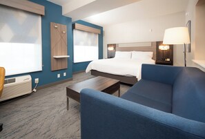 Habitación estándar, 1 cama de matrimonio grande con sofá cama | 1 dormitorio, caja fuerte, escritorio y tabla de planchar con plancha