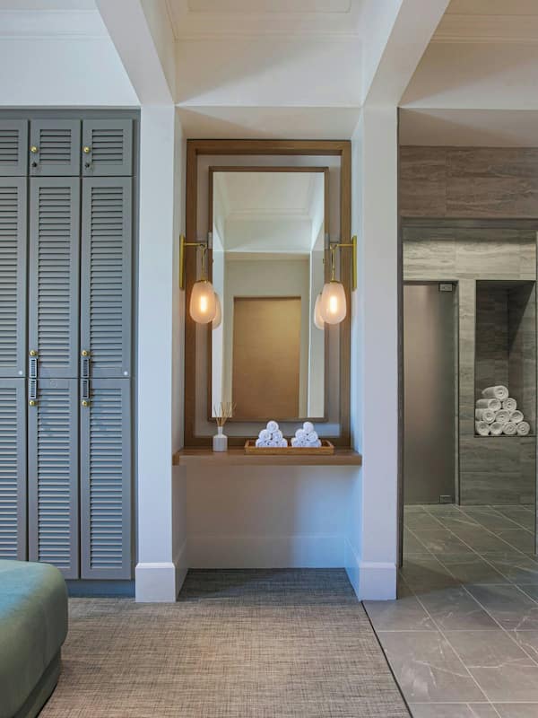 Couples treatment rooms, hot tub, body treatments, aromatherapy