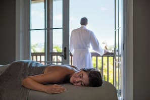 Couples treatment rooms, hot tub, body treatments, aromatherapy