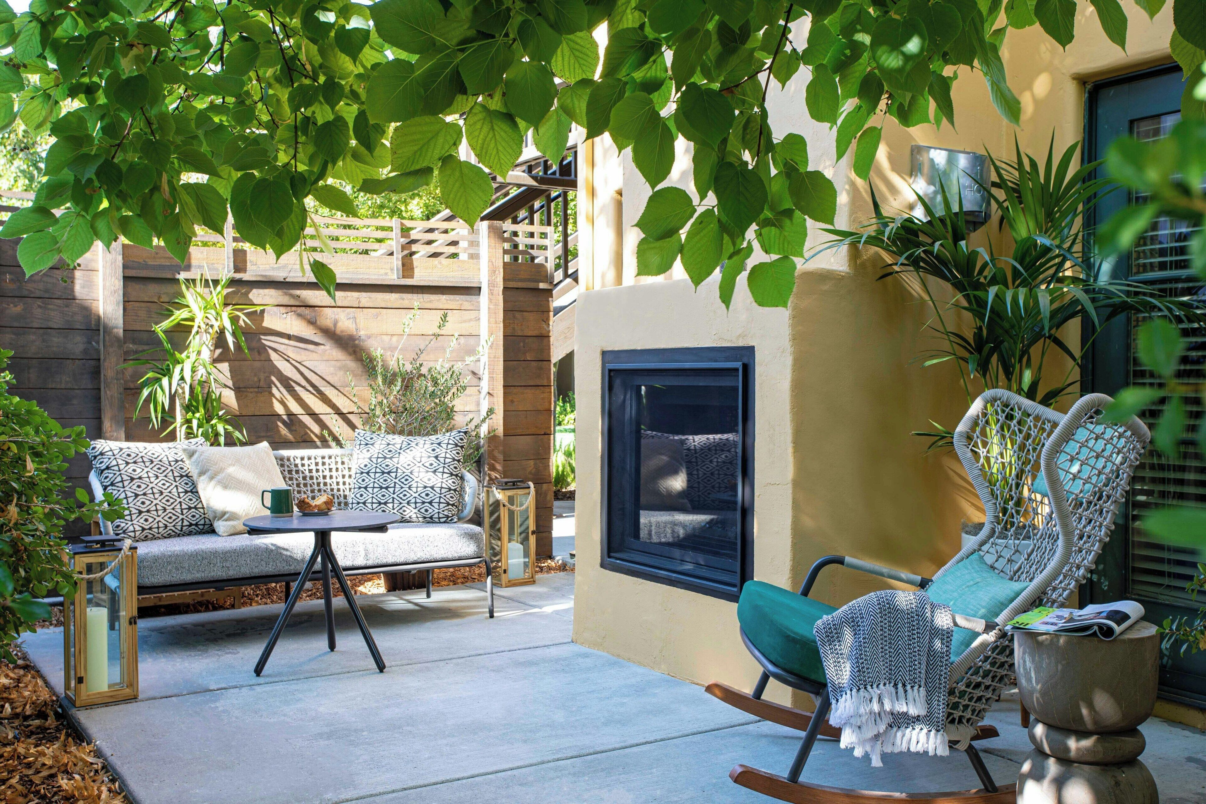 Cottage Outdoor Fence, Junior Suite, 1 King, Sofa bed, Private Patio | Premium bedding, down comforters, pillowtop beds, desk