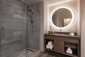 Amenidades de baño de diseñador, secadora de cabello, batas, toallas 