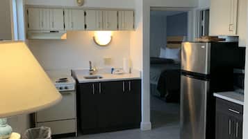 Ático, 1 habitación, no fumadores (Ocean Front) | Cocina básica privada | Frigorífico, microondas y cafetera o tetera