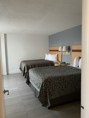 Desk, blackout drapes, iron/ironing board, free WiFi - Arya Blu Inn & Suites (Ormond Beach)