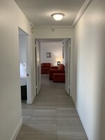Penthouse, 1 Schlafzimmer, Nichtraucher (Ocean Front) | Schreibtisch, Verdunkelungsvorhänge, Bügeleisen/Bügelbrett