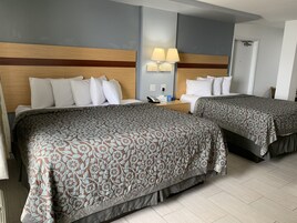 Escritorio, cortinas blackout y tabla de planchar con plancha