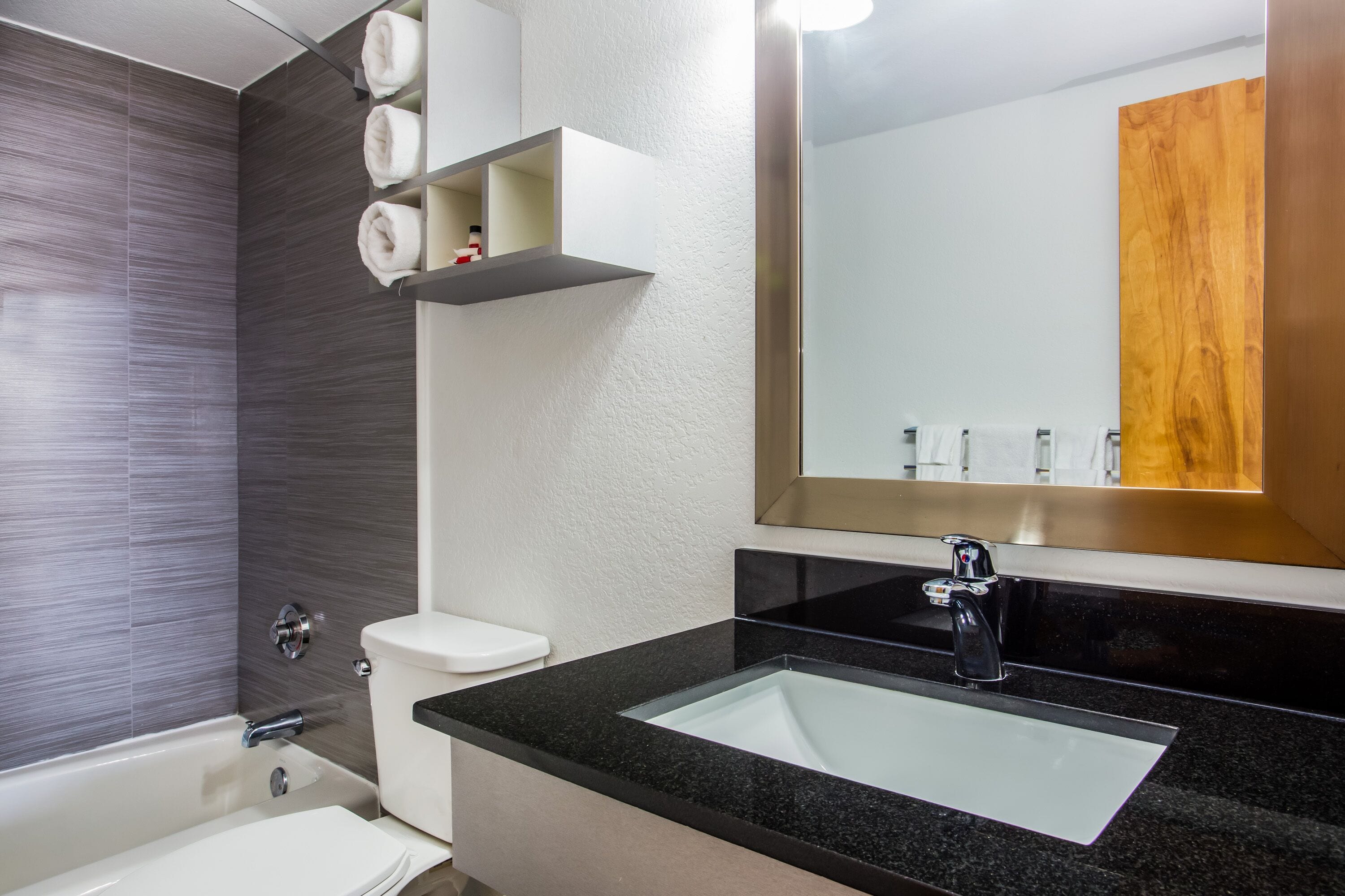 Ensemble douche/baignoire, articles de toilette gratuits, sèche-cheveux