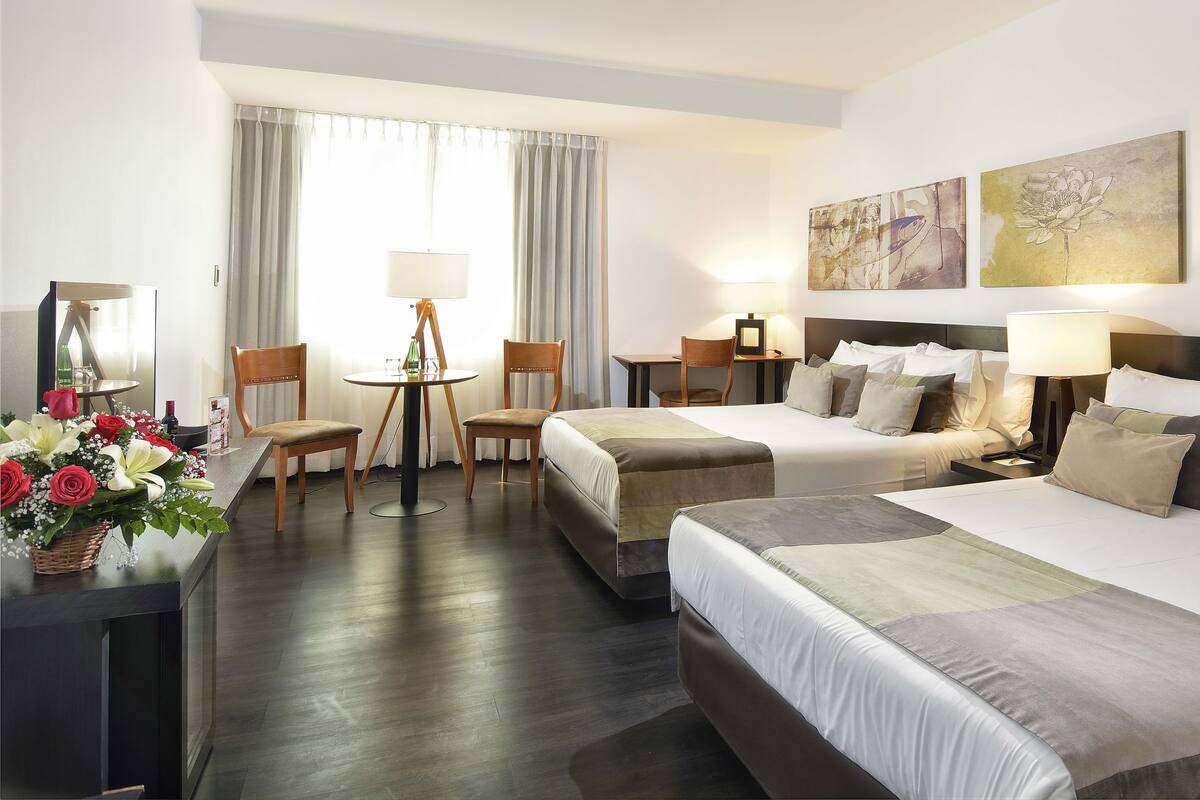 Junior Suite, 2 Twin Beds | Minibar, in-room safe, desk, soundproofing