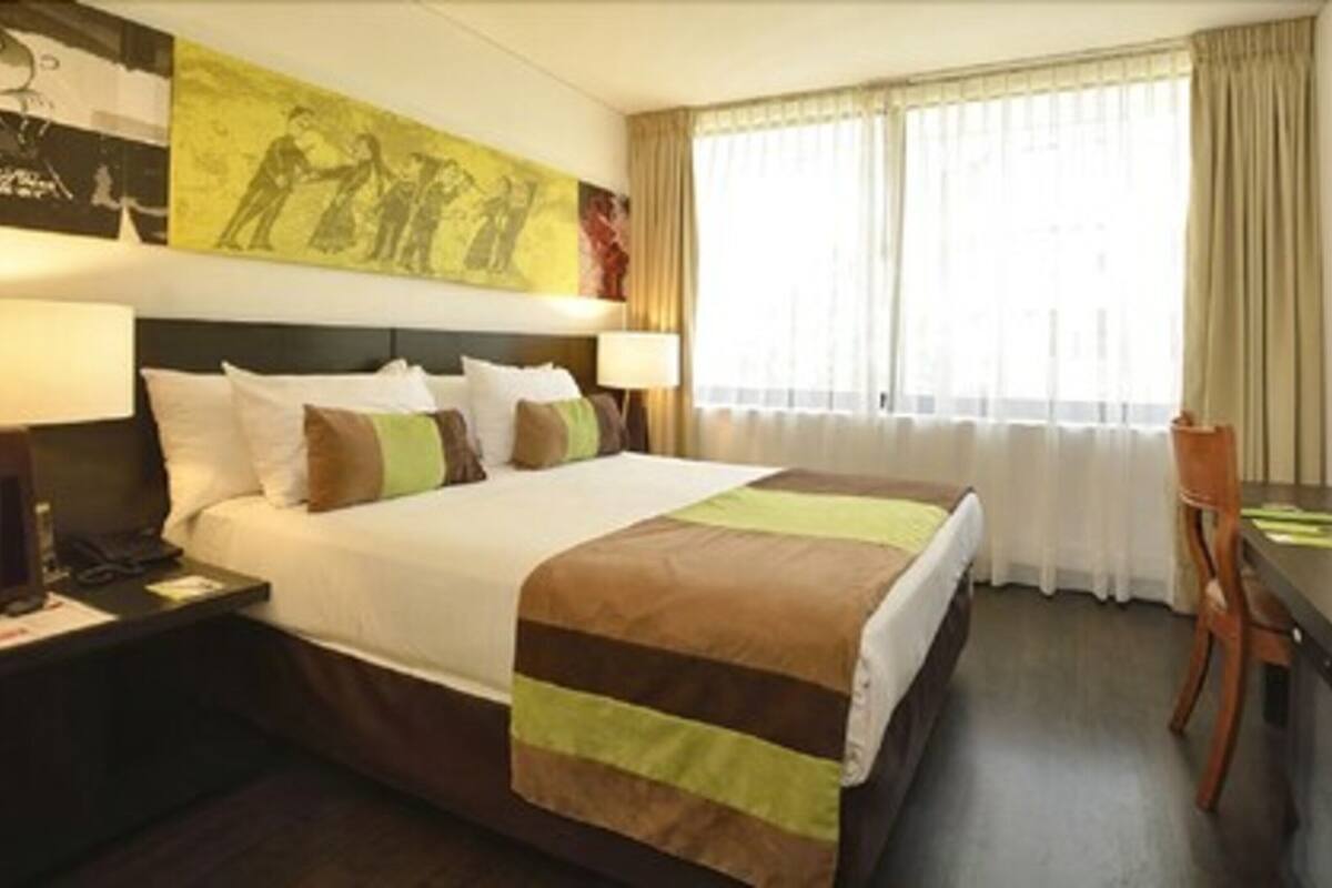 Standard Room, 1 Queen Bed | Minibar, in-room safe, desk, soundproofing
