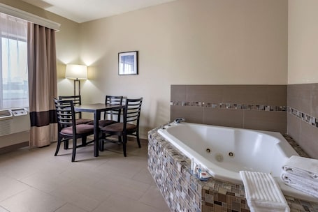Desk, laptop workspace, iron/ironing board, free cribs/infant beds. Comfort Inn & Suites Fruita - Grand Junction