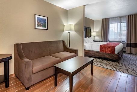 Desk, laptop workspace, iron/ironing board, free cribs/infant beds. Comfort Inn & Suites Fruita - Grand Junction