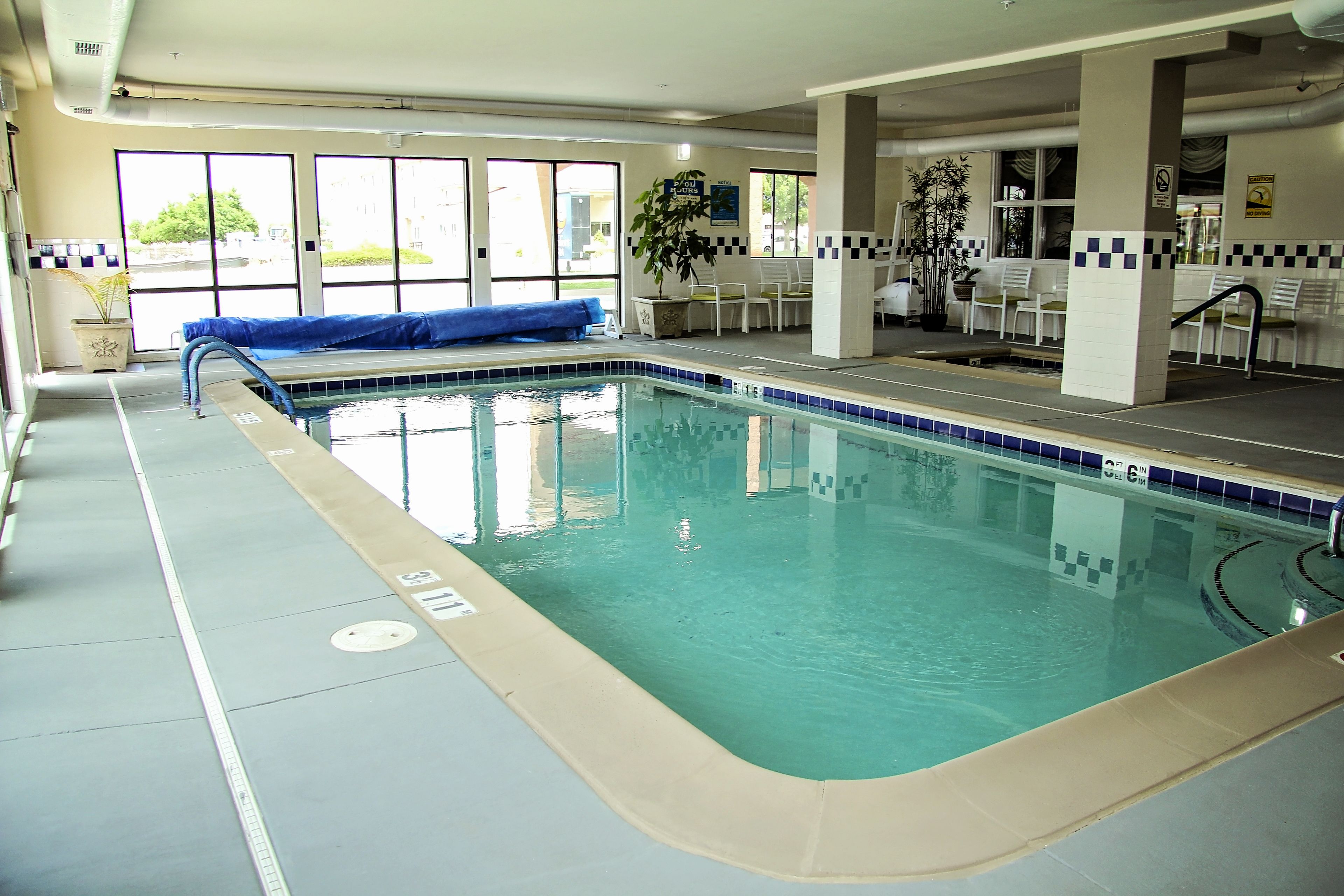 Indoor pool, sun loungers