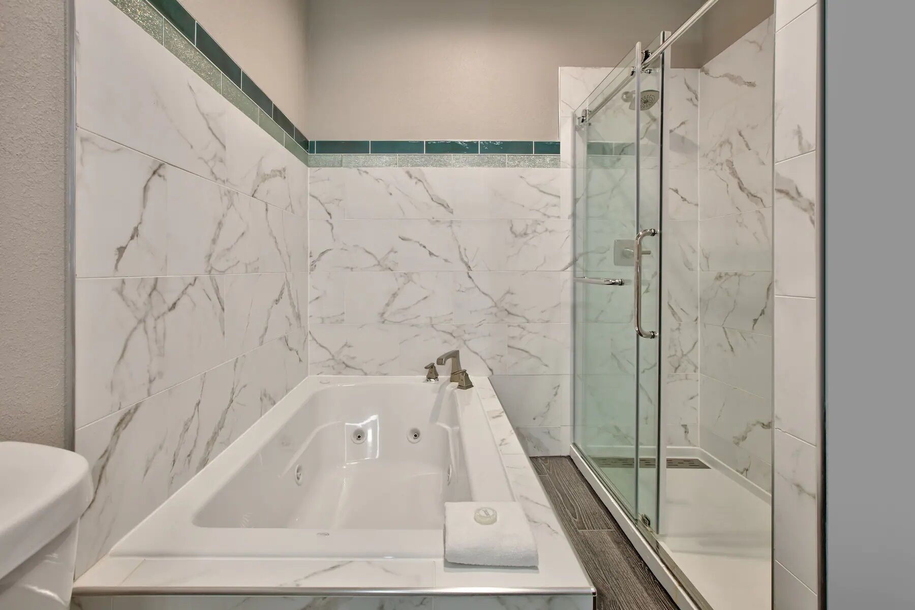 Zimmer, 1 King-Bett, Nichtraucher, Whirlpool (Standing Shower) | Badezimmer | Duschwanne, Komfortbadewanne, Hydromassagedusche, Haartrockner