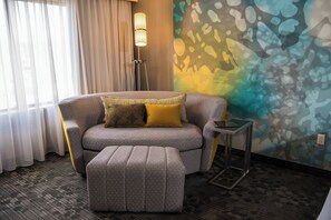 Room, 1 King Bed, Non Smoking | Premium bedding, desk, iron/ironing board, free WiFi