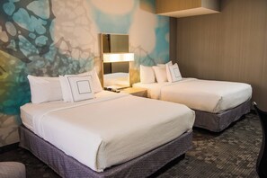 Quarto, 2 camas Queen | Roupas de cama premium, escrivaninha, ferros/tábuas de passar roupa