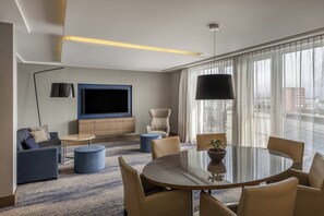 Suite presidencial, 1 habitación | Área de sala de estar | Smart TV de 55 pulgadas con canales por cable y televisión 
