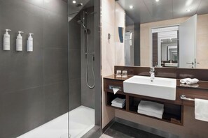 Amenidades de baño gratuitas, secadora de cabello, toallas 