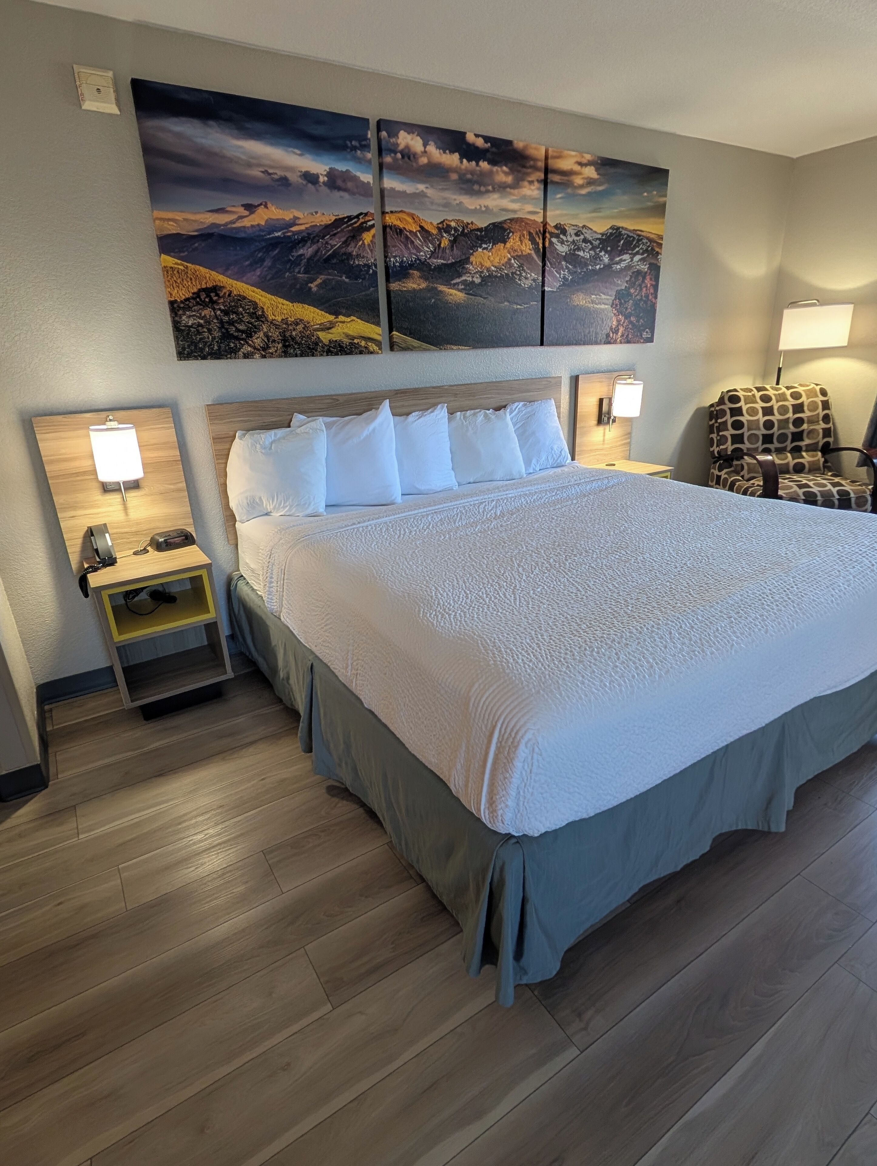 华丽开间套房, 1 张特大床, 无烟房 | 遮光窗帘、熨斗/熨衣板、免费婴儿床、免费 WiFi