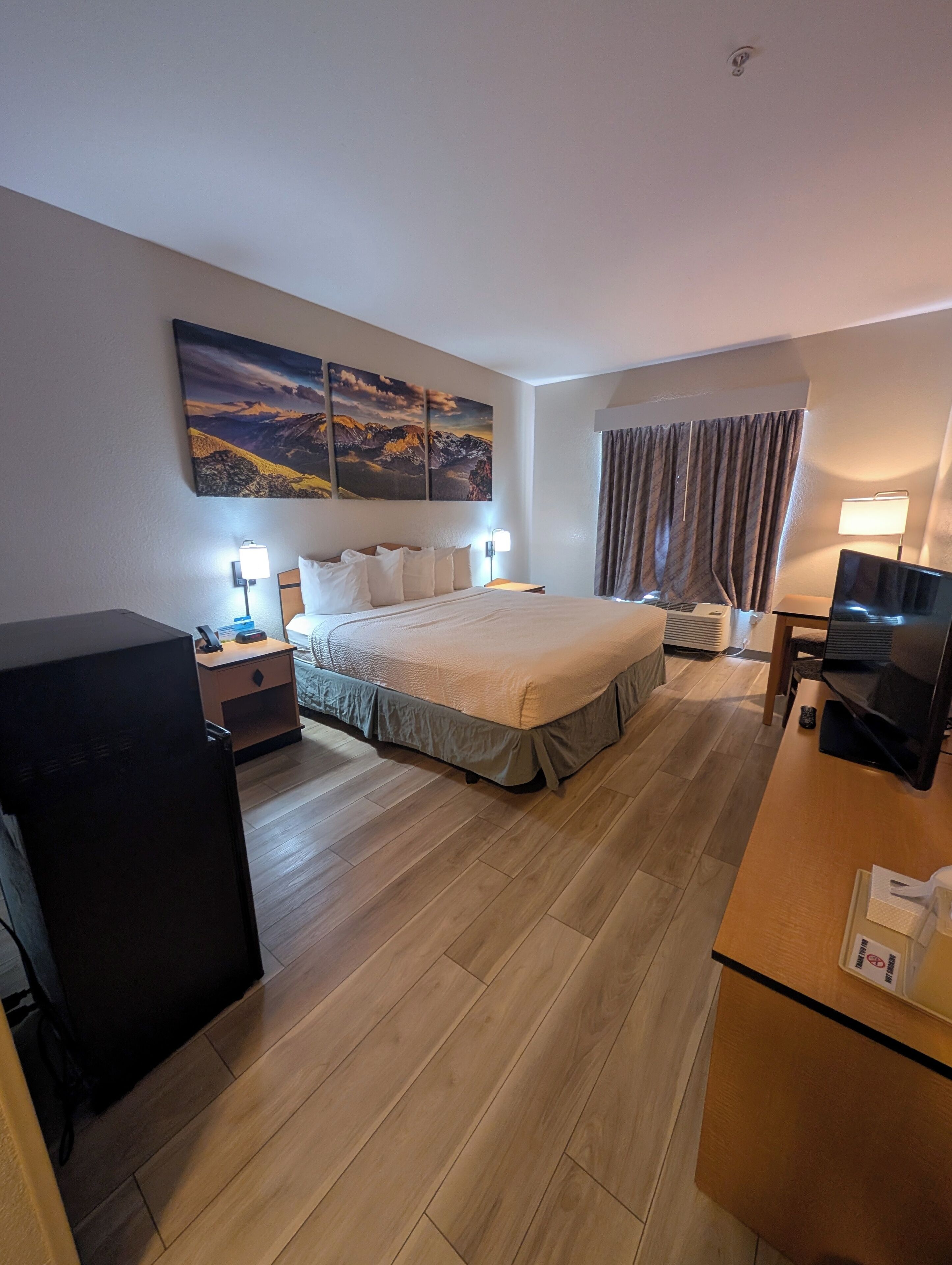 客房, 1 張特大雙人床, 無障礙, 非吸煙房 | 遮光布/窗簾、熨斗/熨衣板、免費搖籃/嬰兒床、免費無線上網