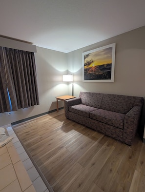 Deluxe Studio Suite, 1 King Bed, Non Smoking | Blackout drapes, iron/ironing board, free cribs/infant beds, free WiFi