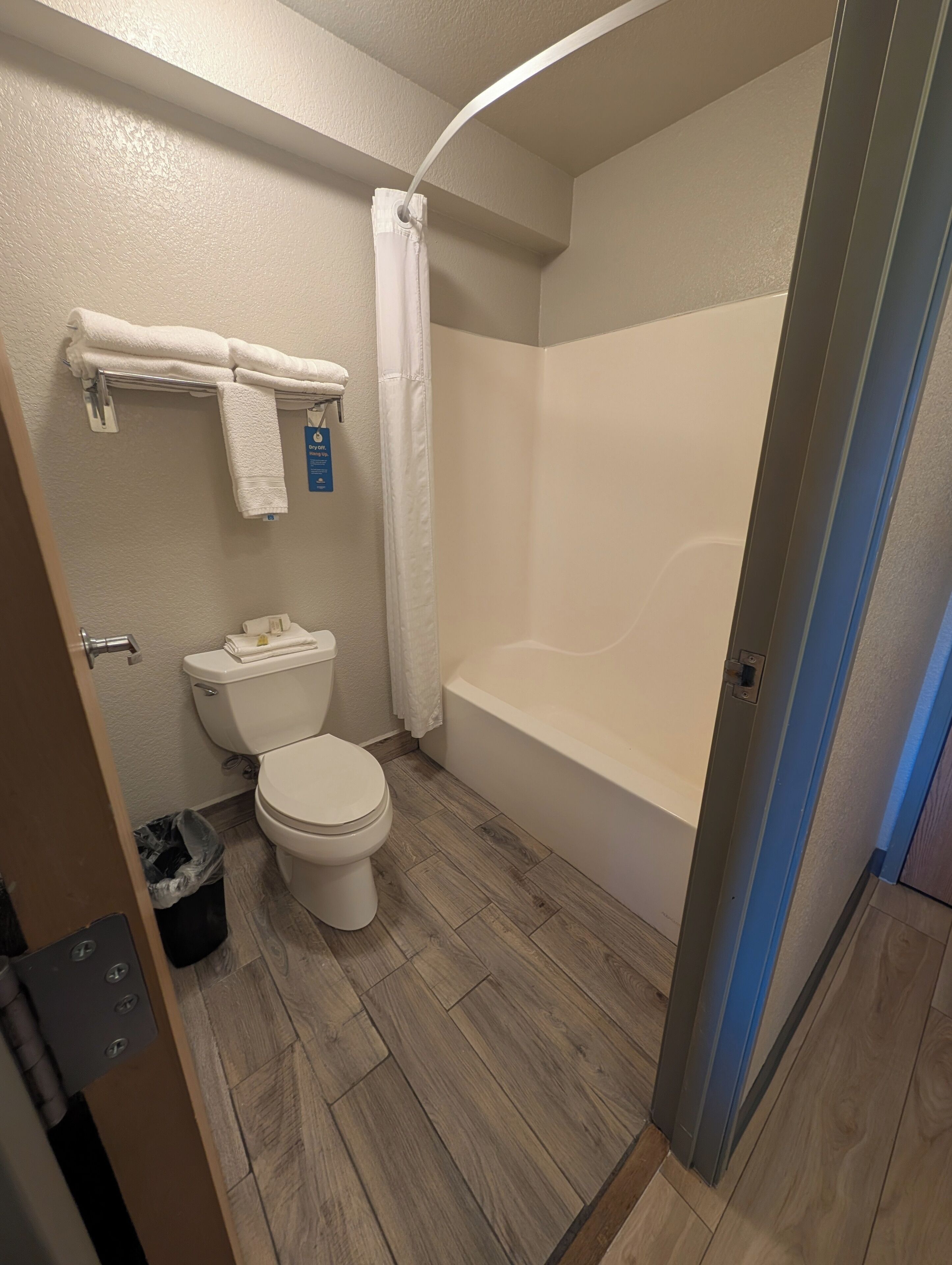 开间套房, 2 张大床, 无烟房 | 浴室 | 淋浴/盆浴组合、吹风机、毛巾、肥皂