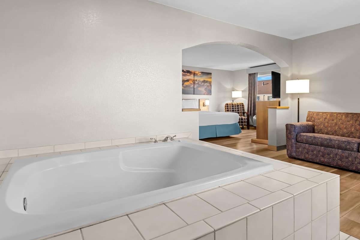 Deluxe Studio Suite, 1 King Bed, Non Smoking | Jetted bathtub