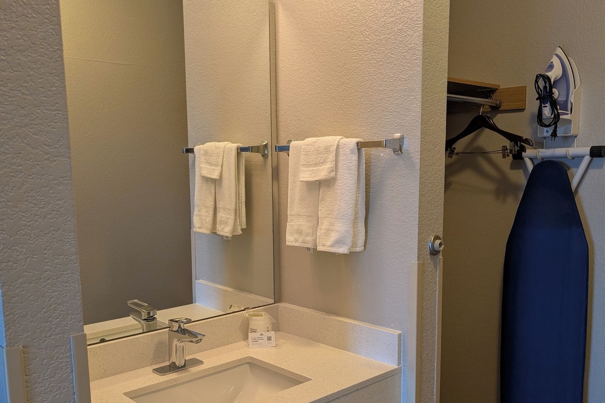 Verdunkelungsvorhänge, Bügeleisen/Bügelbrett, kostenlose Babybetten