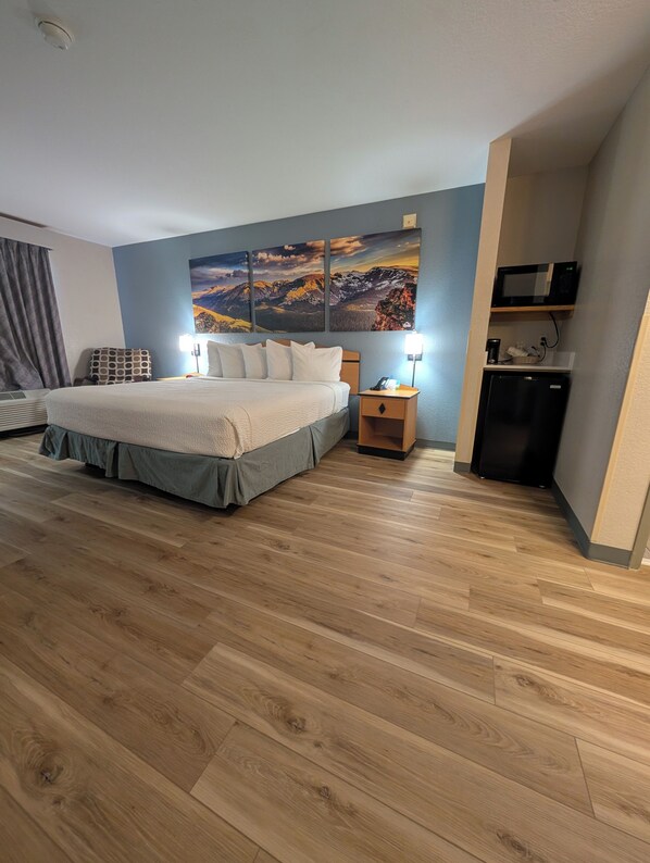 Deluxe Studio Suite, 1 King Bed, Non Smoking