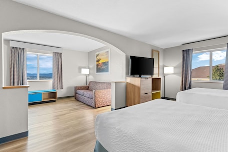 Cortinas blackout, tabla de planchar con plancha y cunas gratuitas . Days Inn & Suites by Wyndham Castle Rock