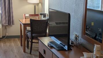 Blendingsgardiner, strykejern/-brett og barnesenger (inkludert)