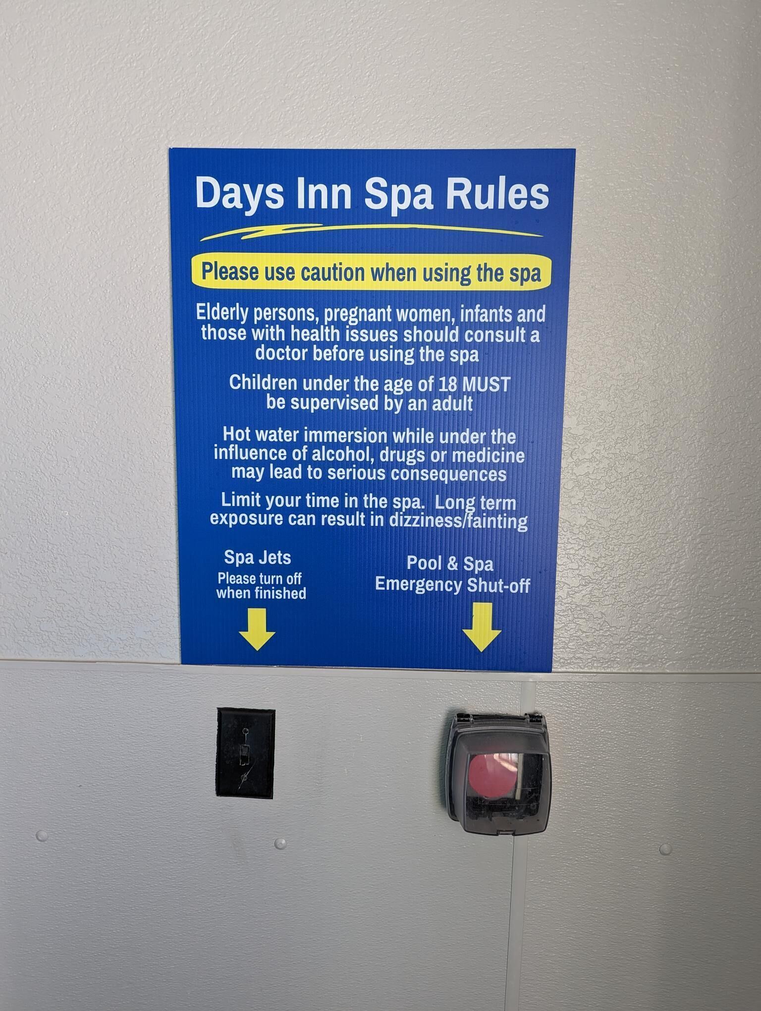 Señal con normas del spa en Days Inn.