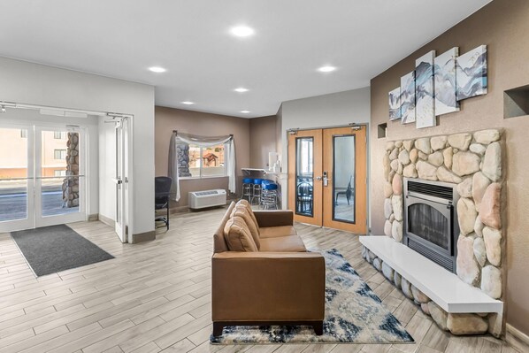 Lobby - Days Inn & Suites by Wyndham Castle Rock (Castle Rock)