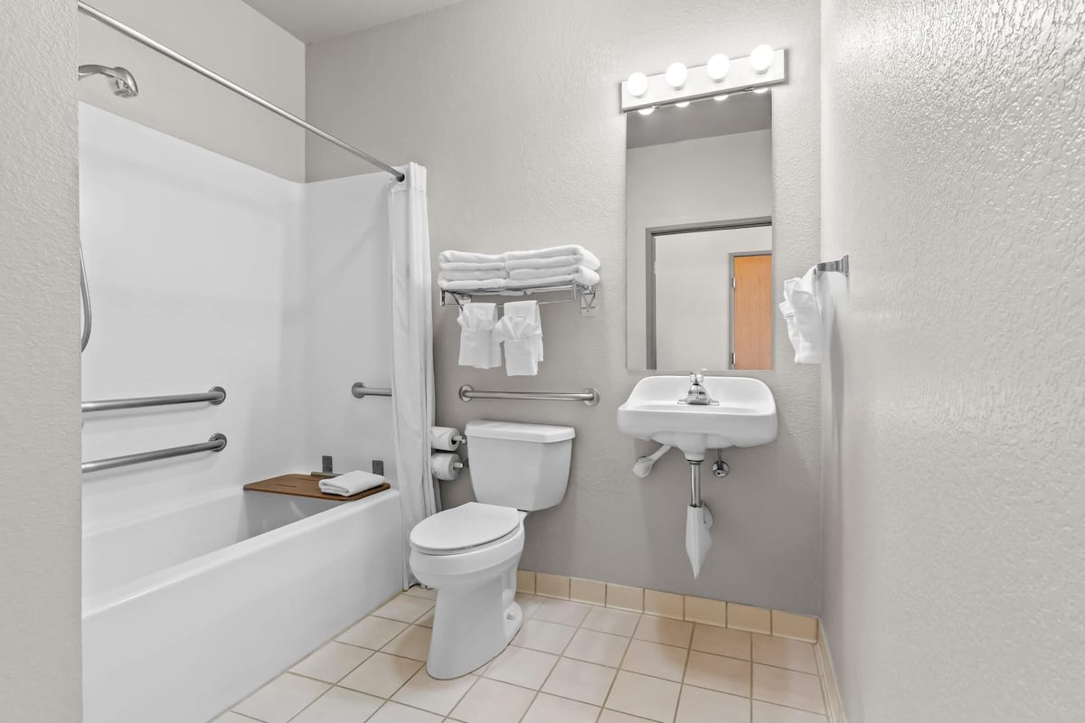 Un baño moderno con bañera, inodoro y lavamanos.