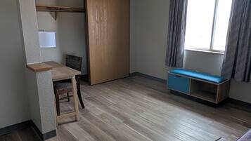 Studiosvit - 2 queensize-sängar - icke-rökare | Vardagsrum | 32-tums platt-tv med kabelkanaler