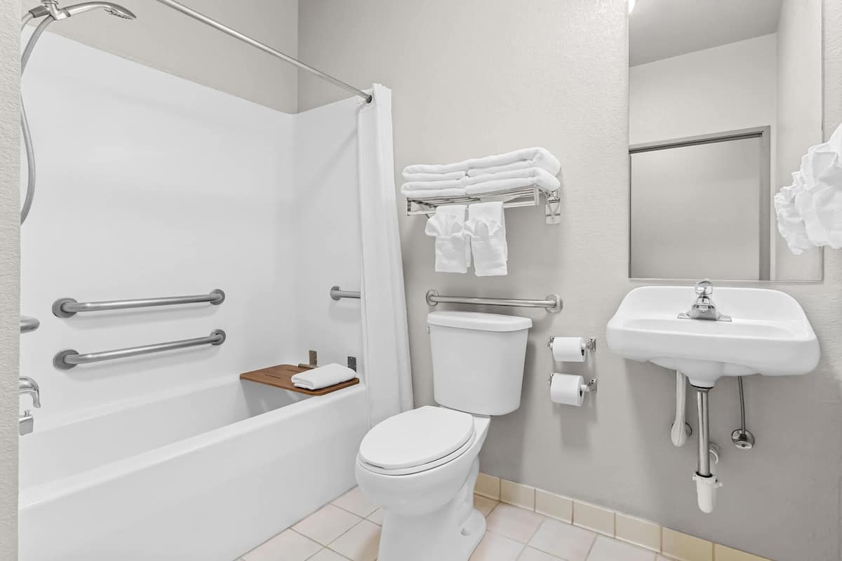 Un baño moderno con bañera, inodoro y lavamanos.