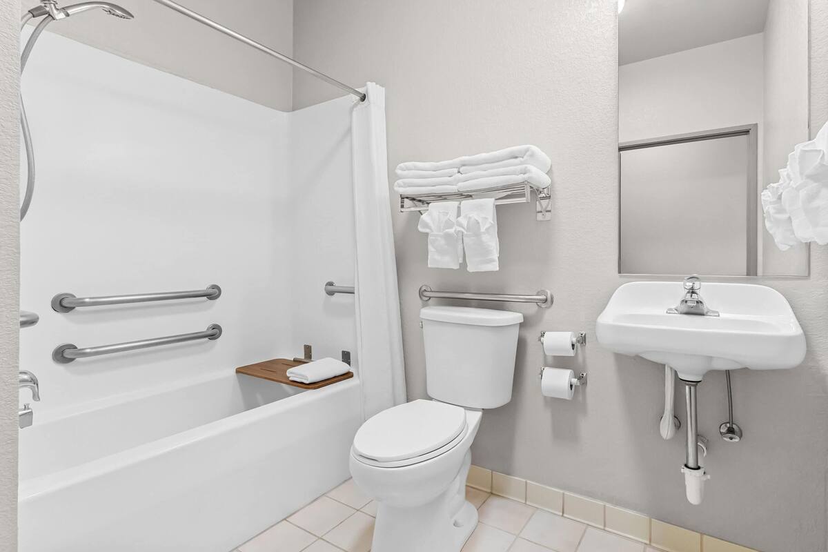 Studio Suite, 1 King Bed, Non Smoking | Blackout curtains, iron/ironing board, free cots/infant beds, free WiFi