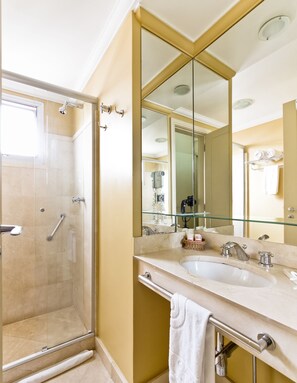 淋浴设施、环保洗浴用品、吹风机、浴袍