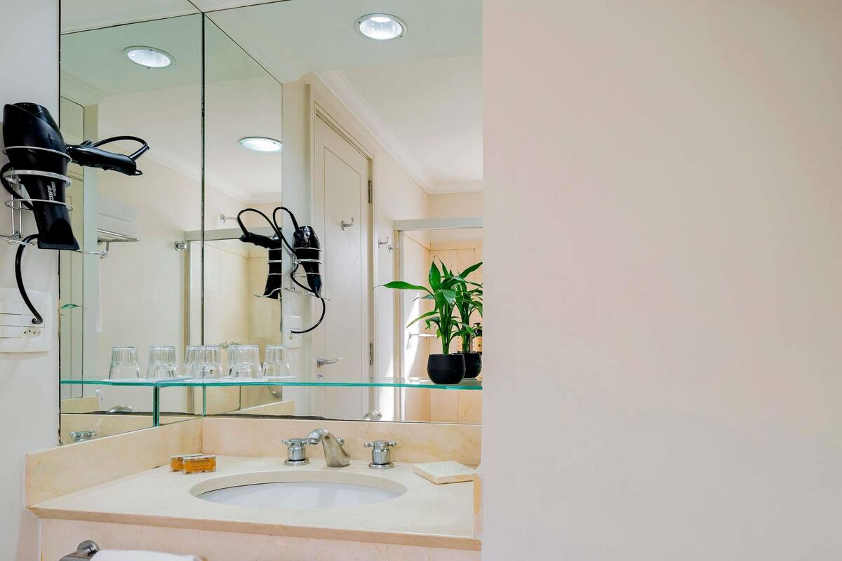 Minibar, két bảo mật tại phòng, bàn