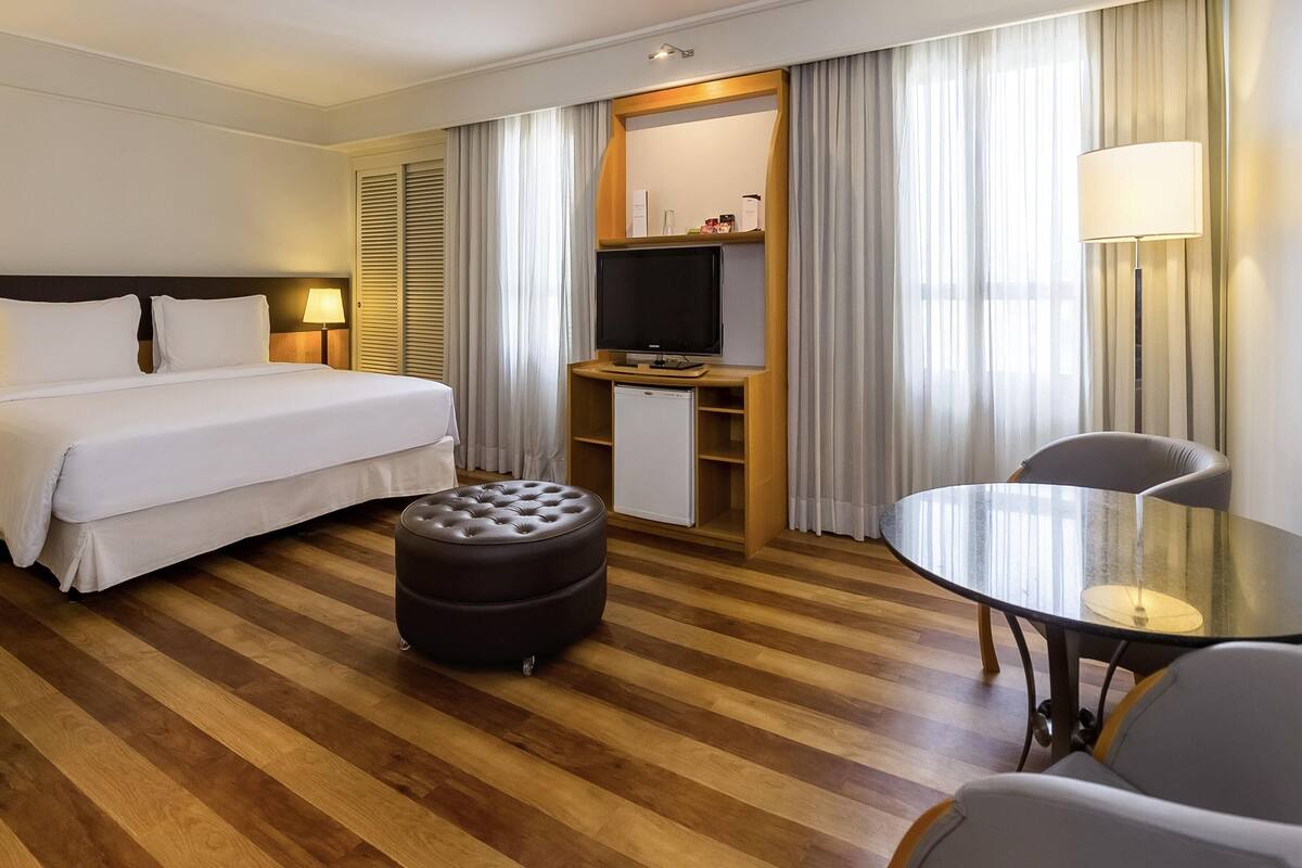 Minibar, két bảo mật tại phòng, bàn