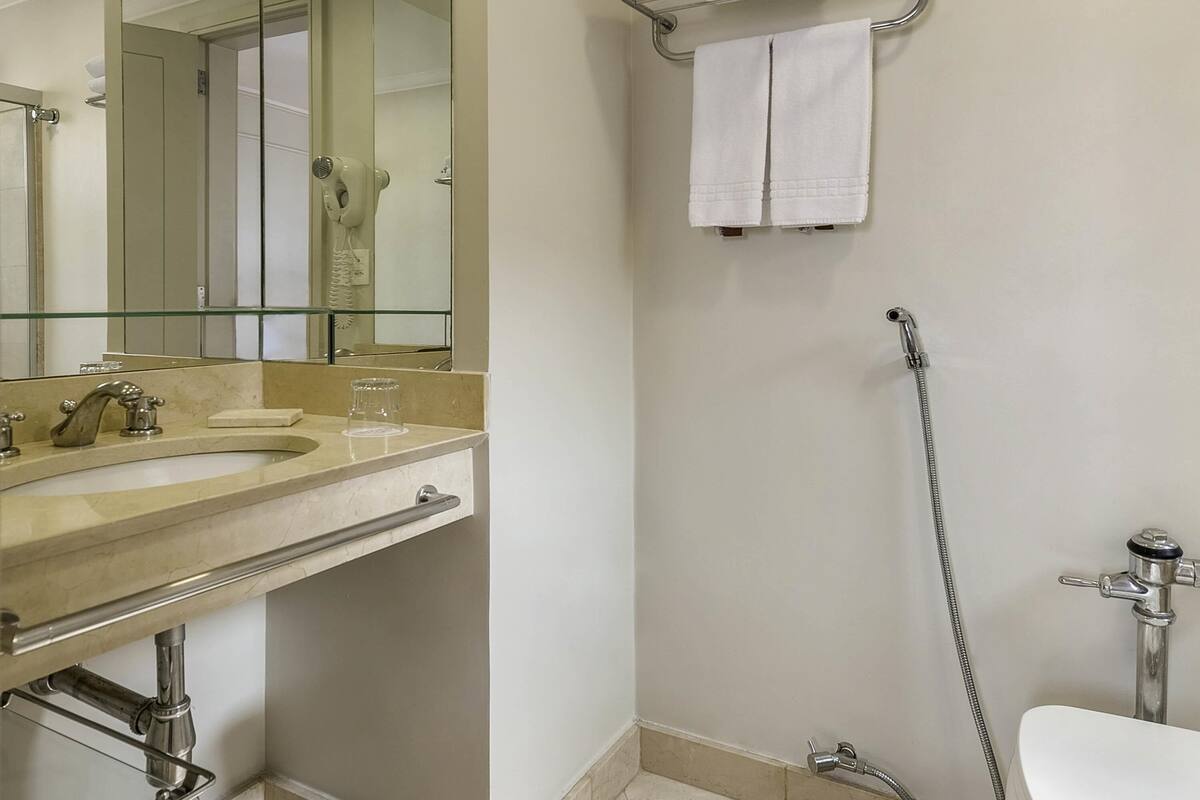 Minibar, két bảo mật tại phòng, bàn