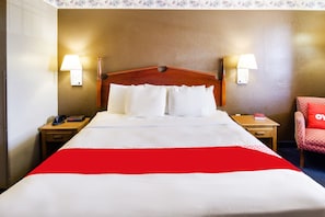 In-room safe, desk, iron/ironing board, rollaway beds - OYO Hotel Osage Beach by Lake of the Ozarks (Osage Beach)
