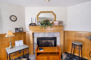 Fireplace - OYO Hotel Osage Beach by Lake of the Ozarks (Osage Beach)