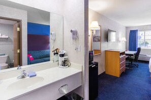 Premium Room, 1 Queen Bed | Bathroom sink
