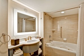 Articles de toilette gratuits, sèche-cheveux, serviettes fournies