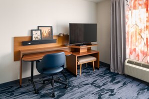 Studio, 1 King Bed with Sofa bed | Desk, laptop workspace, blackout drapes, iron/ironing board