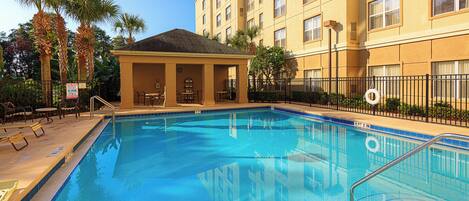 Una piscina al aire libre