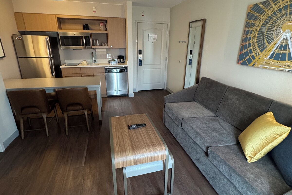 Suite, Non-Smoking | Premium bedding, desk, blackout curtains, iron/ironing board