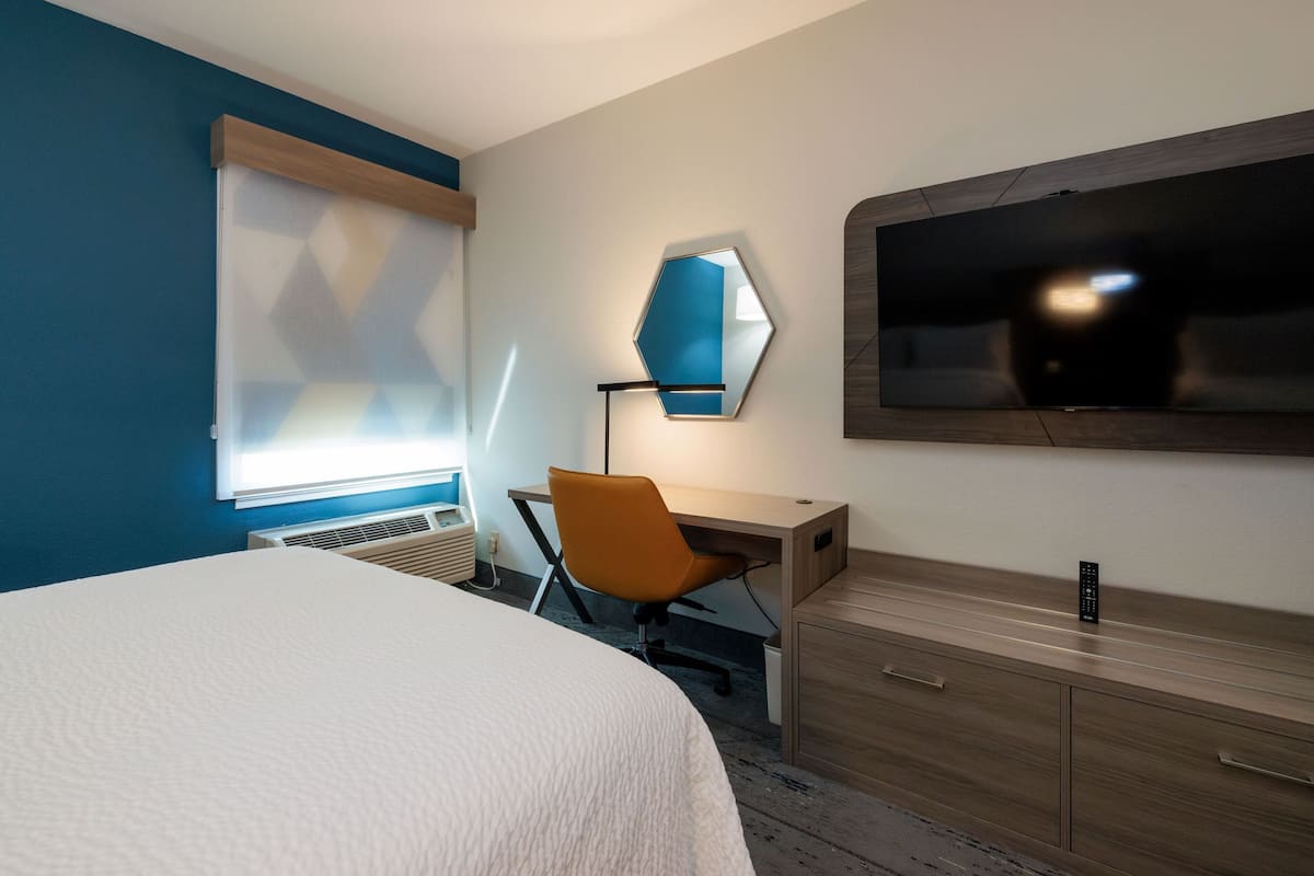 1 bilik tidur, peti besi dalam bilik, meja, langsir/tirai gelap terus