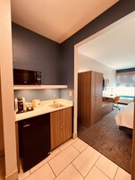 Caja de seguridad en la habitación, escritorio y cortinas blackout