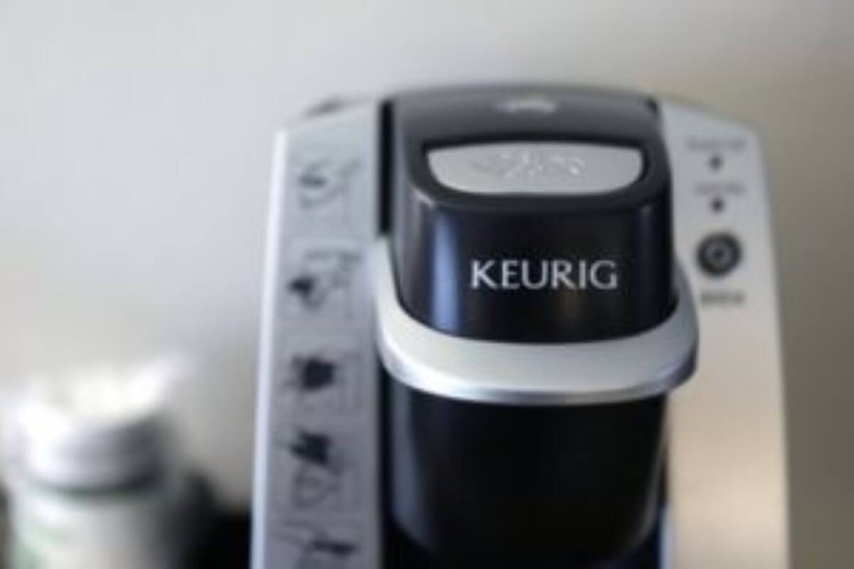 A coffee maker with the brand name KEURIG.